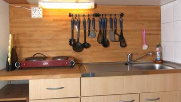 JÀÀkaappi, mikroaaltouuni, liesi, kahvin-/teenkeitin