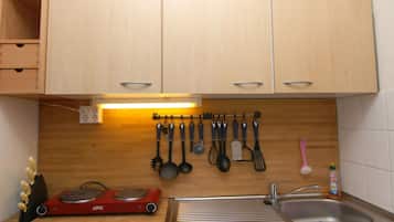 Kühlschrank, Mikrowelle, Herdplatte, Wasserkocher mit Kaffee-/Teezubehör