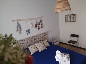 2 dormitorios, escritorio, tabla de planchar con plancha y cuna de viaje