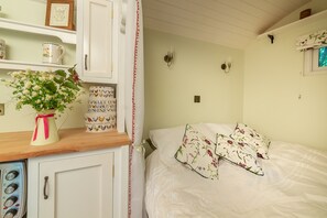 1 bedroom, bed sheets