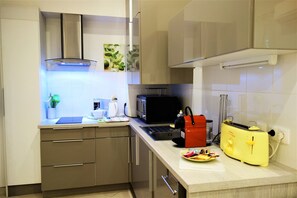 冷蔵庫、電子レンジ、コンロ、食器洗い機