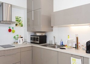 Kjøleskap, mikrobølgeovn, kokeplater og oppvaskmaskin