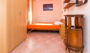 2 bedrooms, desk, free WiFi, bed sheets - Just 700 meters to sandy beach with pool (Medulin)