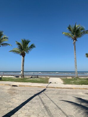 En la playa y camastros 