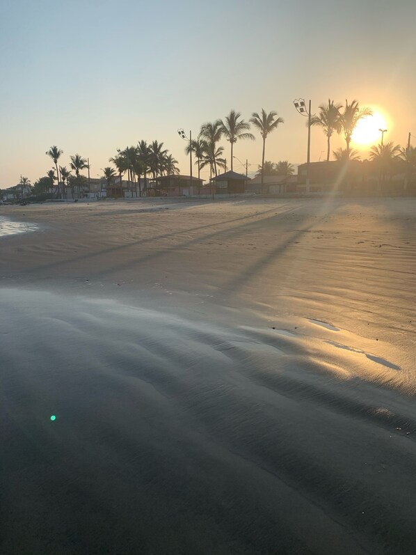 On the beach, sun-loungers - Beira Mar House with pool and waterfall in Mongaguá with 06 suites (Mongaguá)