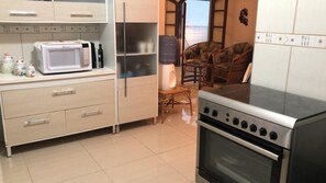 Fridge, microwave, oven, stovetop - Beira Mar House with pool and waterfall in Mongaguá with 06 suites (Mongaguá)