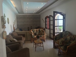 TV - Beira Mar House with pool and waterfall in Mongaguá with 06 suites (Mongaguá)