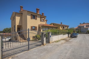 Exterior - Cheap apartment with sea view (Vinkuran)