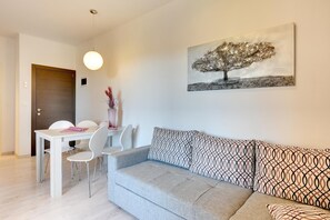 Living area - Cheap apartment with sea view (Vinkuran)