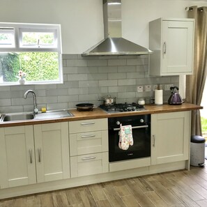 Private kitchen - The Woodfarm Lodge - 3 Bedroom House (Oxford)