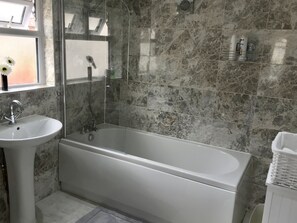 House, 3 Bedrooms | Bathroom | Hair dryer, towels, shampoo