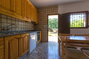 Frigorífico, microondas, horno y cafetera o tetera