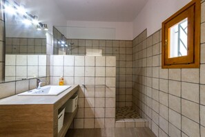 Bathtub, hair dryer, towels