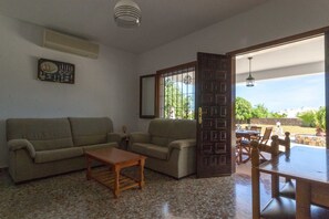 Een televisie en een open haard