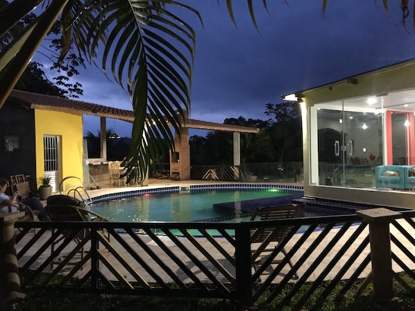Una piscina al aire libre