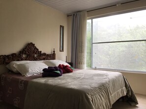 4 bedrooms, iron/ironing board, free WiFi