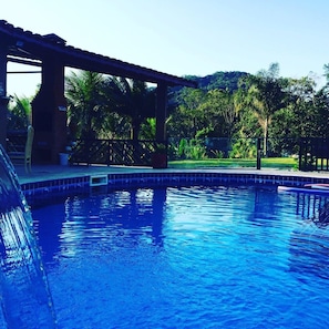 Una piscina al aire libre