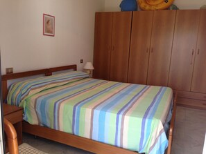 2 bedrooms, iron/ironing board, bed sheets