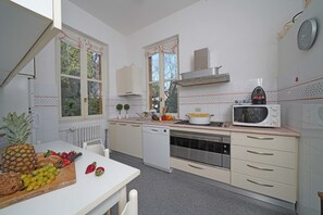 Kühlschrank, Mikrowelle, Ofen, Geschirrspüler