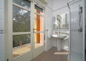 Bathtub, hair dryer, bidet, towels