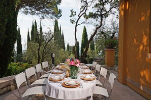 Outdoor dining