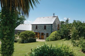 Tregadjack Barn is an enchanting detached property in a private tranquil setting within 20 acres - Tregadjack Barn, Tregathenan, Near Porthlevan , Cornwall (Helston)