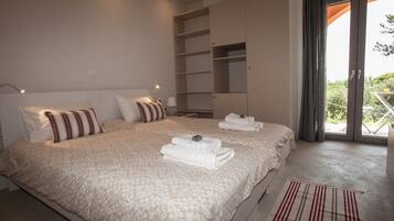 5 bedrooms, desk, soundproofing, iron/ironing board