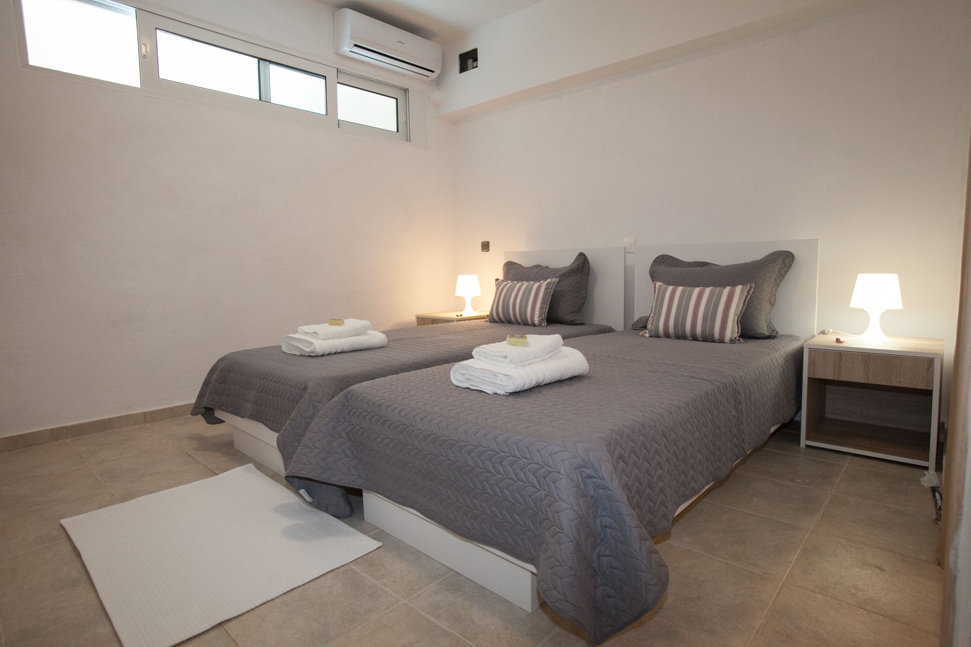 5 bedrooms, desk, soundproofing, iron/ironing board