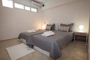 5 bedrooms, desk, soundproofing, iron/ironing board