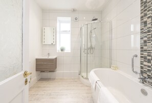 Bathtub, hair dryer, towels - A detached cottage perched on the cliff edge it enjoys views across Start Bay. (Hallsands)