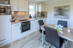 Kühlschrank, Mikrowelle, Ofen, Geschirrspüler