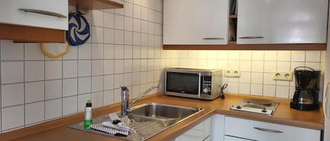 Réfrigérateur, four à micro-ondes, surface de cuisson, lave-vaisselle
