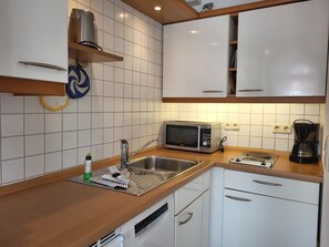 Jääkaappi, mikroaaltouuni, liesi, astianpesukone