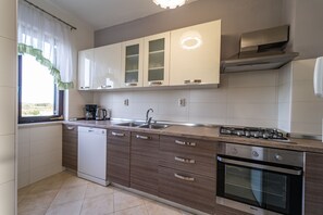 Jääkaappi, mikroaaltouuni, liesi, astianpesukone