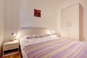 1 slaapkamer, een bureau, gratis wifi, beddengoed