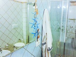 Chuveiro, secador de cabelo, bidê, toalhas de banho