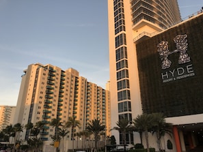 Um edifício alto com várias varandas e uma placa com a inscrição 'HYDE RESORT & RESIDENCES'.
