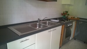 Kühlschrank, Mikrowelle, Ofen, Kochgeschirr/Geschirr/Besteck