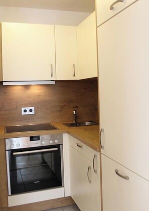 Kühlschrank, Ofen, Geschirrspüler, Wasserkocher mit Kaffee-/Teezubehör