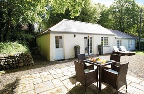 Outdoor dining - Spring Water Barn is situated on a tranquil estate, south of Helston. (Cury Cross Lanes)