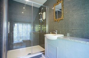Baignoire, sèche-cheveux, serviettes fournies