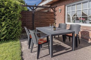 Outdoor dining - Comfortable and idyllic: The mid-terrace house with its 65 square meters located behind de (Harlesiel)