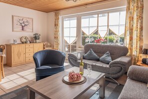 TV, stereo - Comfortable and idyllic: The mid-terrace house with its 65 square meters located behind de (Harlesiel)