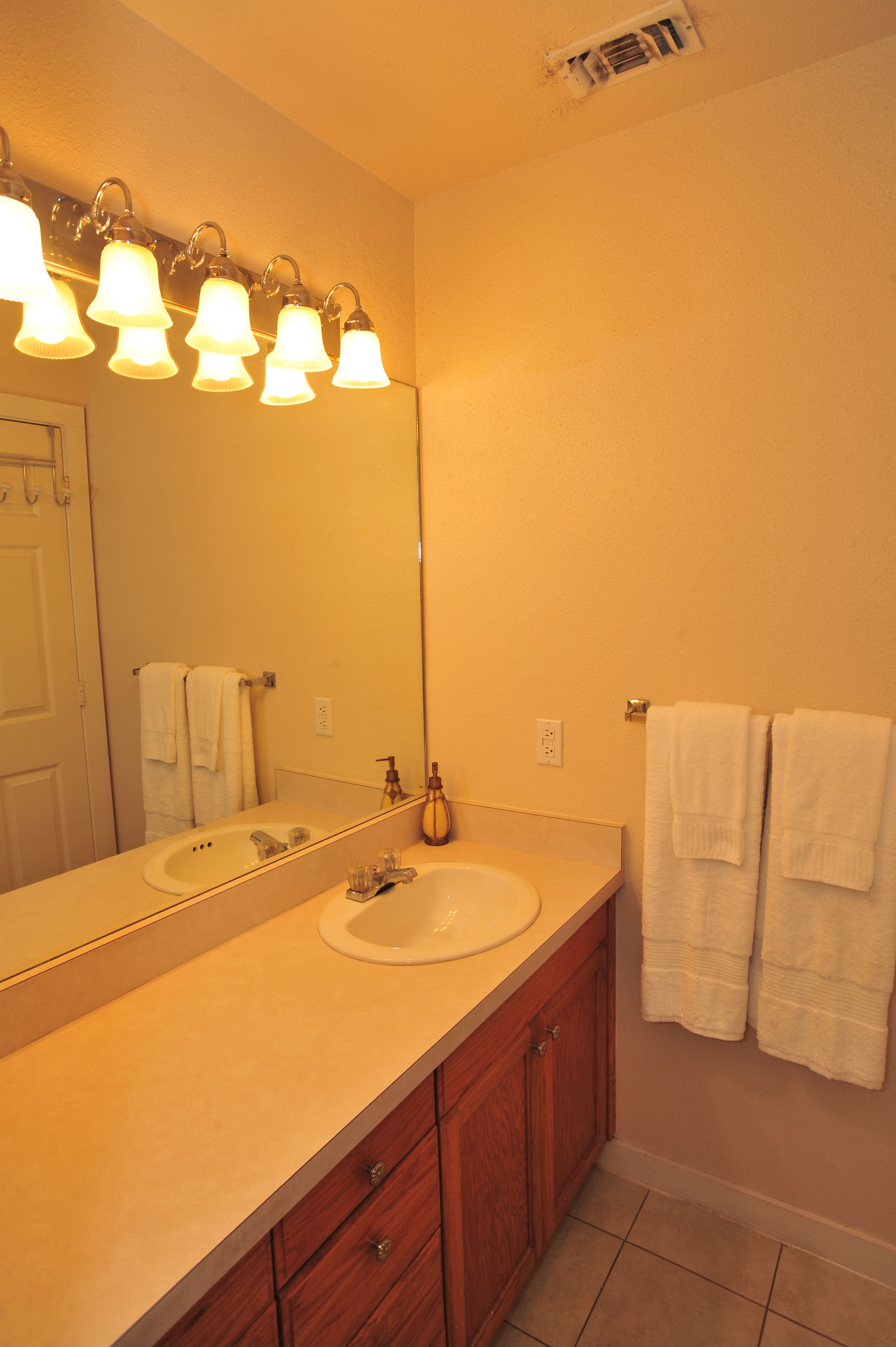 standard suite, 1 king bed with sofa bed, non smoking (comal suite) | bathroom sink