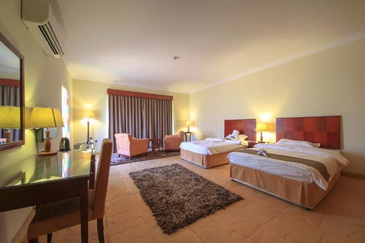 Deluxe Room, Balcony | Desk