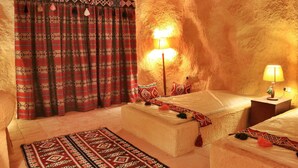 Deluxe Room, 2 Single Beds, Mountain View | Living area | LED TV