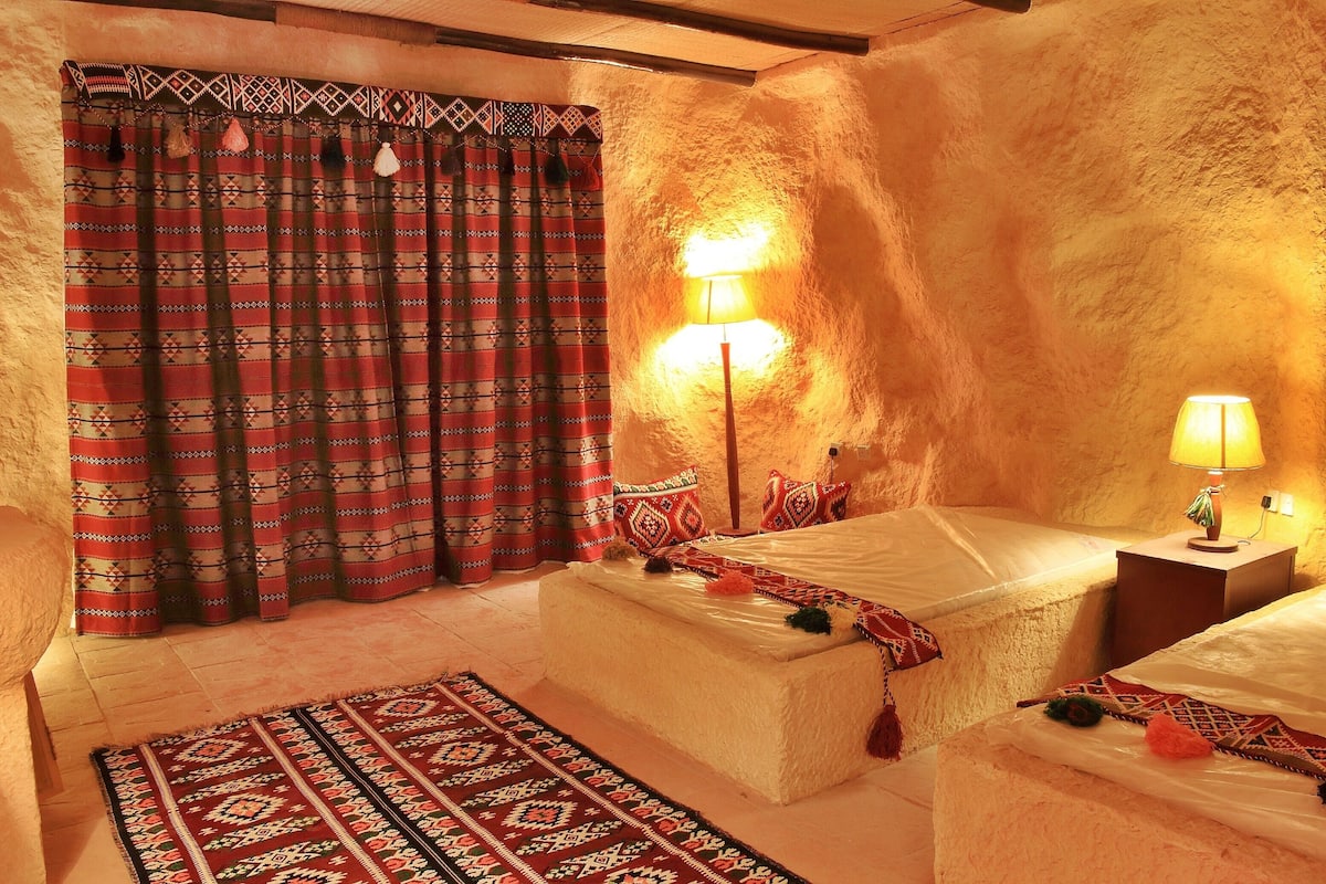 Deluxe Room, 2 Twin Beds, Mountain View | Living area | LED TV