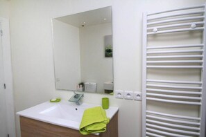 Bruser, hårtørrer, håndklæder, Sæbe