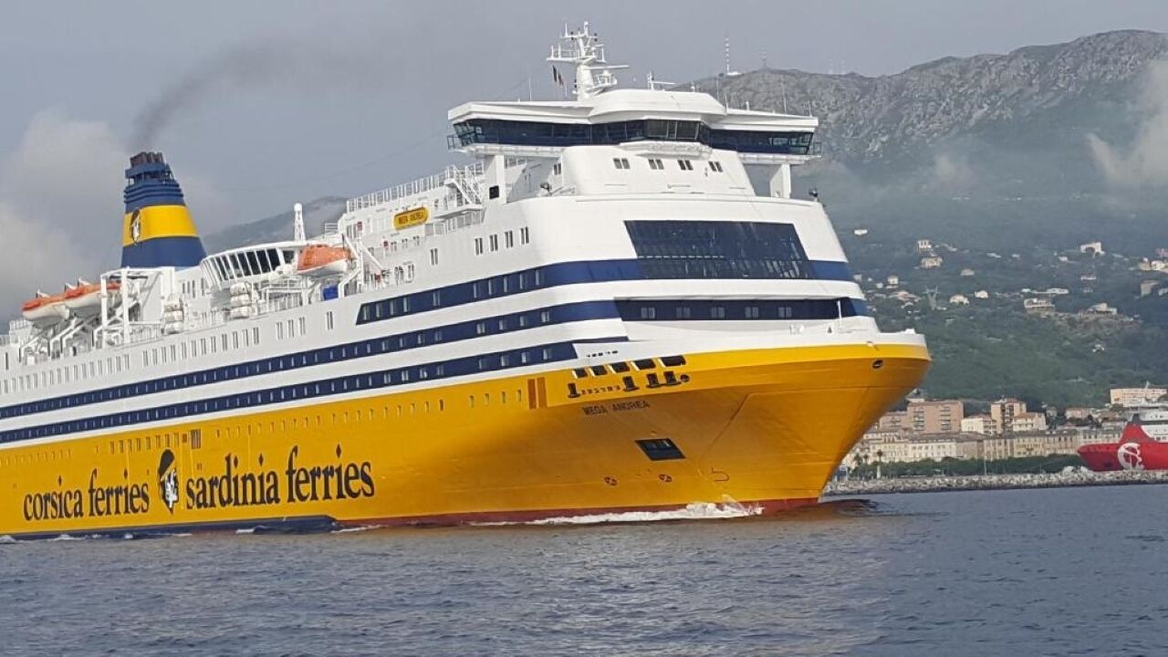 Una grande nave da crociera con la scritta "Sardinia Ferries" sul lato, a indicare che si tratta di un servizio di traghetti.