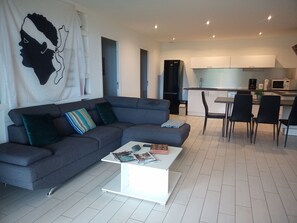 Televisión, videojuegos, reproductor de DVD, mesa de ping pong